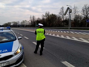 pomiar prędkości na DK 8 prowadzony przez umundurowanego policjanta ręcznym miernikiem prędkości