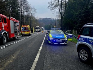 wypadek na DK46, droga, uszkodzone samochody i służby ratunkowe