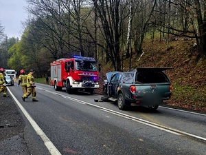 wypadek na DK46, droga, uszkodzone samochody i służby ratunkowe