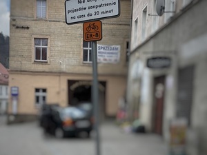 zaparkowany samochód osobowy