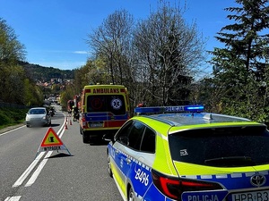 zdarzenie drogowe, policja, karetka, straż pożarna, droga i samochody stojące