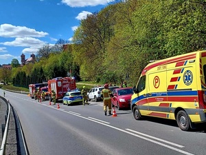 zdarzenie drogowe na DK8 służby, dzień, droga