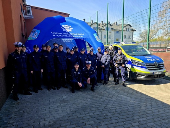 dni otwarte w Zespole Szkół Ponadpodstwowych w Ziębicach, funkcjonariusze, namiot promocyjny, uczniowie