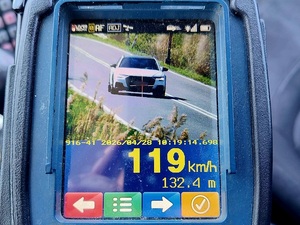 obraz z ręcznego miernika prędkość, prędkość samochodu osobowego 119km/h