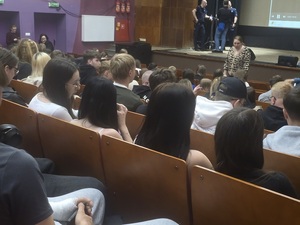 młodzież w Ząbkowickim Centrum Kultury na debacie poświęconej dotyczącej hejtu