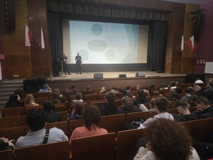 młodzież w Ząbkowickim Centrum Kultury na debacie poświęconej dotyczącej hejtu