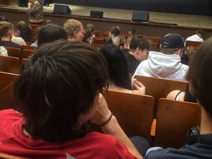młodzież w Ząbkowickim Centrum Kultury na debacie poświęconej dotyczącej hejtu