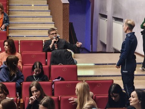 młodzież w Ząbkowickim Centrum Kultury na debacie poświęconej dotyczącej hejtu
