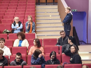 młodzież w Ząbkowickim Centrum Kultury na debacie poświęconej dotyczącej hejtu
