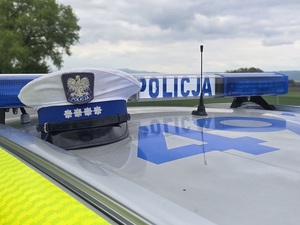 radiowóz i policyjna czapka
