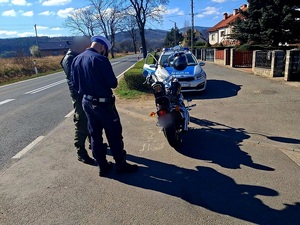 policjant kontroluje kierującego motocyklem