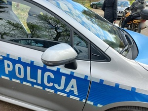 radiowóz, w tle motocykl