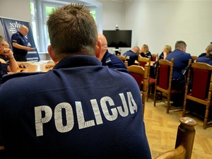 konkurs dzielnicowy roku, policjanci umundurowani piszą test wiedzy