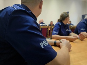 konkurs dzielnicowy roku, policjanci umundurowani piszą test wiedzy