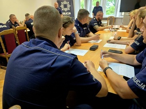 konkurs dzielnicowy roku, policjanci umundurowani piszą test wiedzy