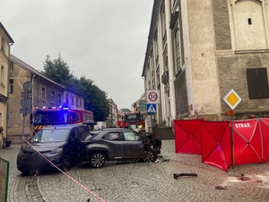 wypadek, uszkodzony samochód, służby ratunkowe