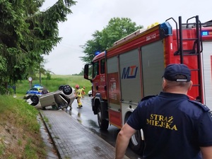uszkodzony samochód, ulica, służby