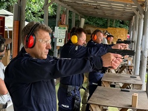 policjanci wraz z innymi służbami na zawodach strzeleckich, strzelnica otwarta