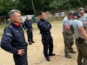 policjanci wraz z innymi służbami na zawodach strzeleckich, strzelnica otwarta