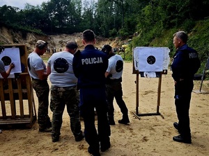 policjanci wraz z innymi służbami na zawodach strzeleckich, strzelnica otwarta