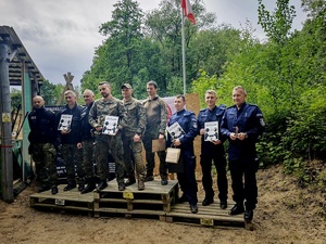 policjanci wraz z innymi służbami na zawodach strzeleckich, strzelnica otwarta