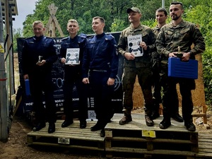policjanci wraz z innymi służbami na zawodach strzeleckich, strzelnica otwarta