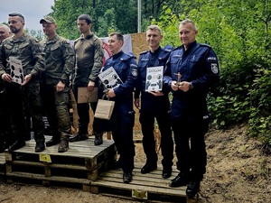 policjanci wraz z innymi służbami na zawodach strzeleckich, strzelnica otwarta