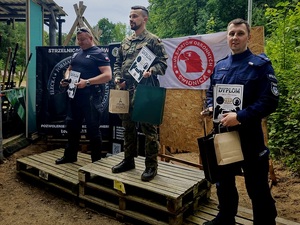 policjanci wraz z innymi służbami na zawodach strzeleckich, strzelnica otwarta