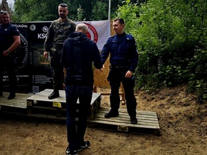 policjanci wraz z innymi służbami na zawodach strzeleckich, strzelnica otwarta