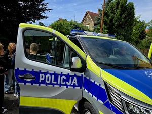 spotkanie z dziećmi ze szkoły podstawowej na komendzie pod kątem bezpiecznych wakacji