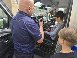 spotkanie z dziećmi ze szkoły podstawowej na komendzie pod kątem bezpiecznych wakacji