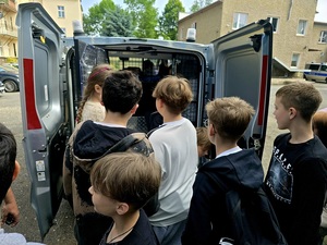 spotkanie z dziećmi ze szkoły podstawowej na komendzie pod kątem bezpiecznych wakacji