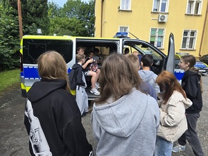 spotkanie z dziećmi ze szkoły podstawowej na komendzie pod kątem bezpiecznych wakacji
