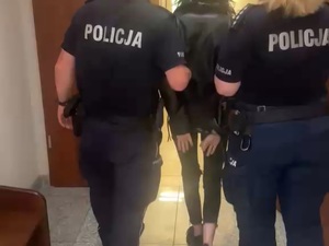zatrzymana prowadzona przez 2 policjantów