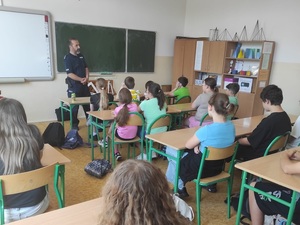 spotkanie policjantów z dziećmi w szkole podstawowej w ramach działań bezpieczne wakacje