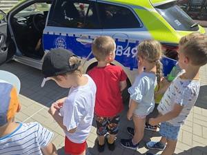 spotkanie policjantów z dziećmi w szkole podstawowej w ramach działań bezpieczne wakacje