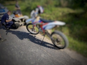 kontrola nastolatków na quadzie i motocyklu bez uprawnień