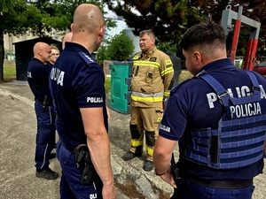 strażacy szkolą policjantów z siłowego wejścia do pomieszczeń
