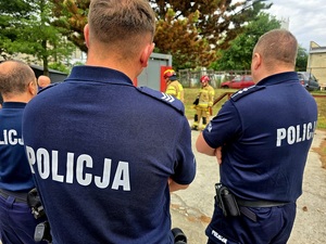 strażacy szkolą policjantów z siłowego wejścia do pomieszczeń