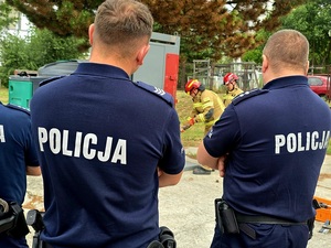 strażacy szkolą policjantów z siłowego wejścia do pomieszczeń