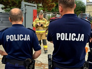 strażacy szkolą policjantów z siłowego wejścia do pomieszczeń