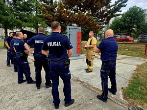strażacy szkolą policjantów z siłowego wejścia do pomieszczeń