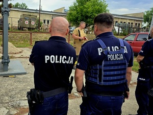 strażacy szkolą policjantów z siłowego wejścia do pomieszczeń