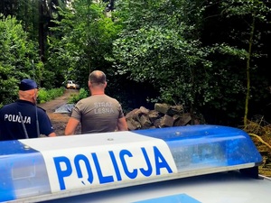 wspólny patrol funkcjonariuszy straży leśnej i policjantów
