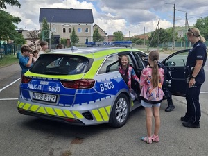 Spotkanie policjantek z dziećmi na półkolonii w Braszowicach