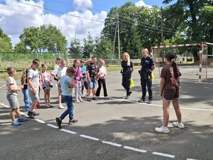 Spotkanie policjantek z dziećmi na półkolonii w Braszowicach