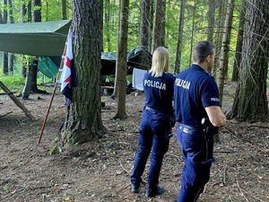 policjanci rozmawiali na obozie harcerskim z harcerzami