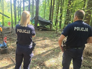 policjanci na obozie harcerskim w lesie z harcerzami