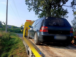 samochód osobowy na lawecie