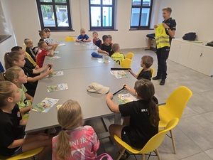 spotkanie policjantki z dziećmi w ramach dziłań bezpieczne wakcje